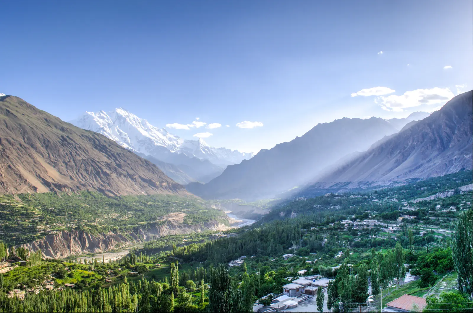 Lembah Hunza hijau berteres di bawah puncak bersalji Rakaposhi, dengan Karimabad dan dusun pokok popular, Gilgit-Baltistan, Pakistan