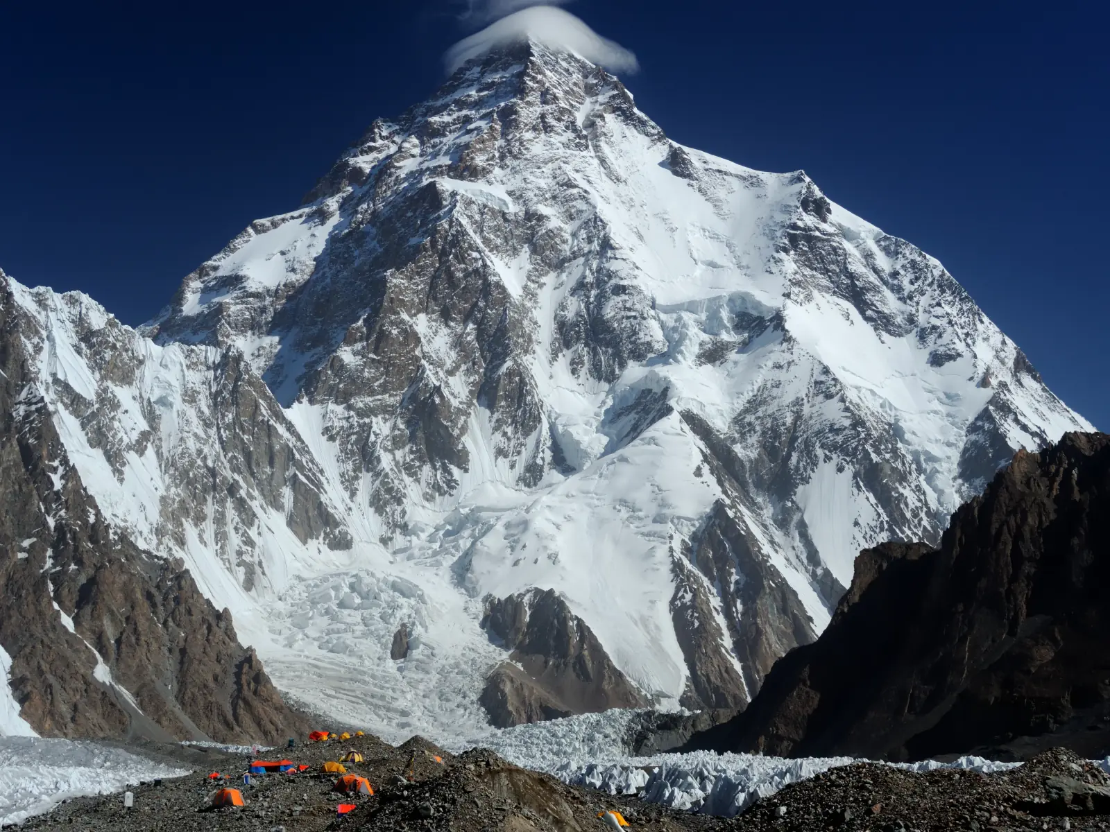 K2 (8,611 m), puncak kedua tertinggi dunia, menjulang di atas khemah kem pangkalan pada Glasier Baltoro, Karakoram, Gilgit-Baltistan, Pakistan