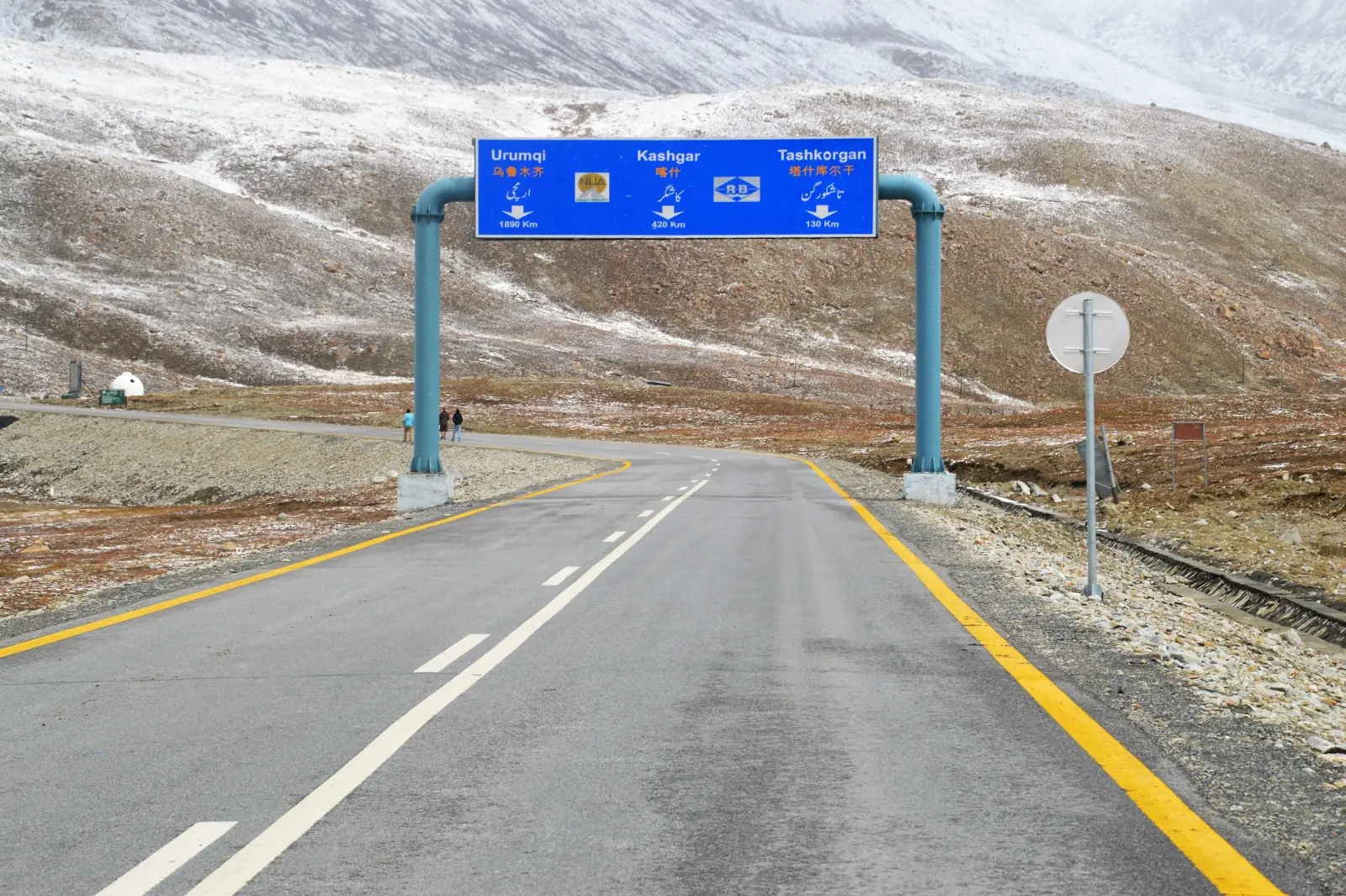 Lebuh Raya Karakoram menghampiri Laluan Khunjerab di sempadan Pakistan-China, dengan papan tanda jalan tiga bahasa ke Kashgar dan Tashkorgan, Gilgit-Baltistan, Pakistan
