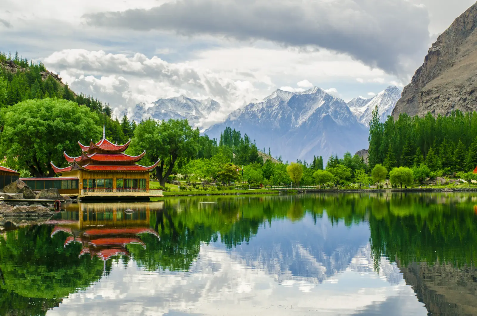 Pagoda merah Resort Shangrila terpantul di Tasik Kachura Bawah dengan puncak bersalji di belakang, Skardu, Baltistan, Gilgit-Baltistan, Pakistan