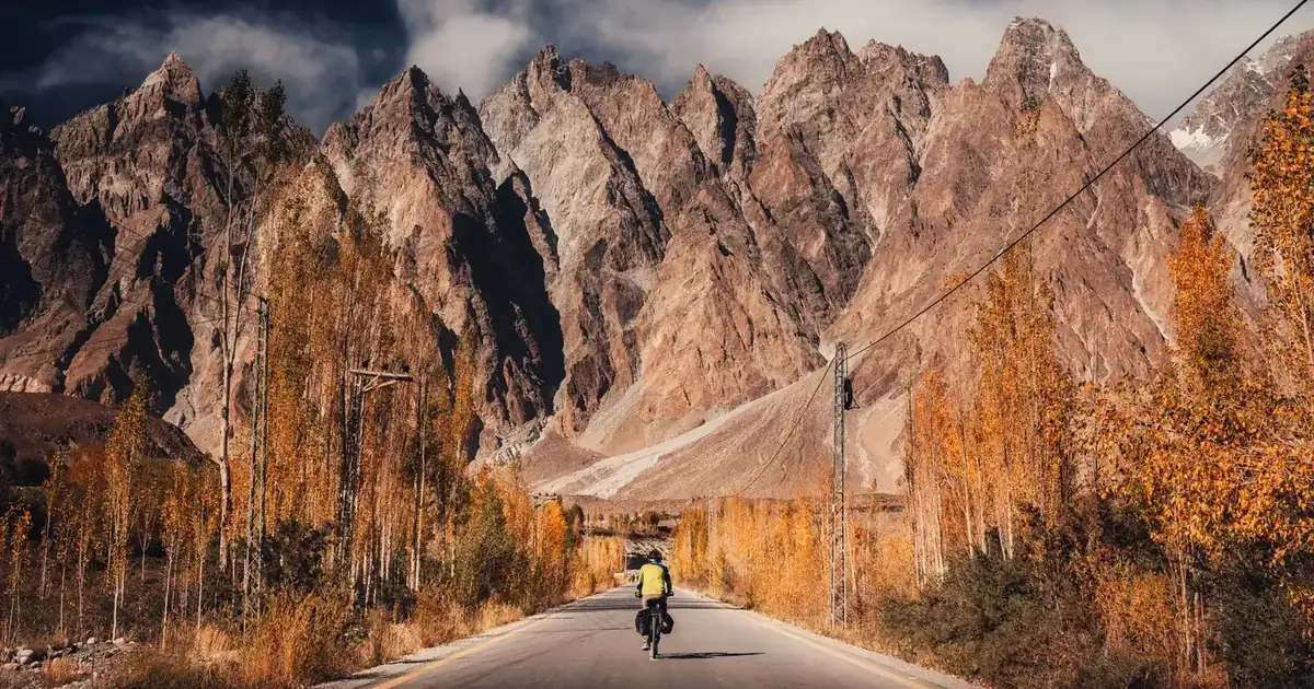La Karakoram Highway che si snoda accanto ai Passu Cones in autunno, Alta Hunza, Gilgit-Baltistan, Pakistan