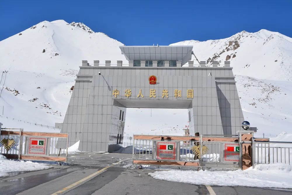 La porta di confine tra Pakistan e Cina al passo Khunjerab, a 4,693 m, il valico di frontiera asfaltato più alto del mondo, Gilgit-Baltistan, Pakistan