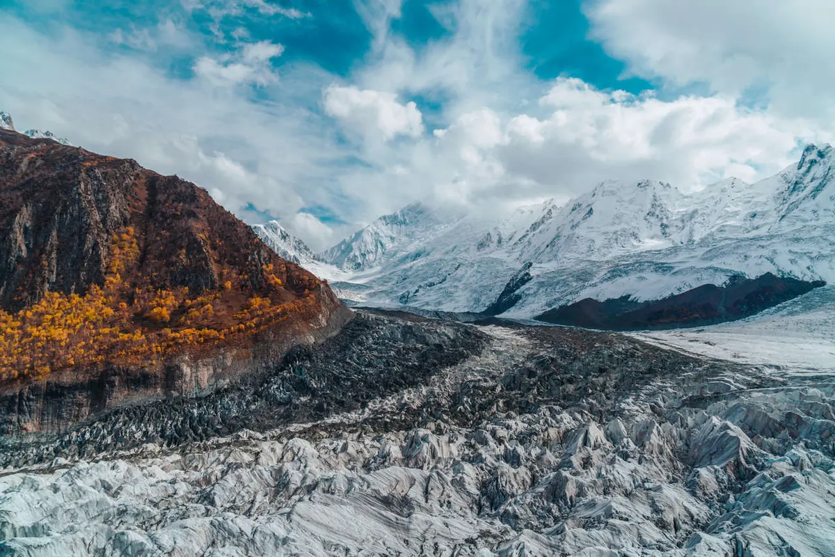 Der Minapin-Gletscher unter den schneebedeckten Gipfeln von Rakaposhi und Diran, gesehen vom Trek zum Rakaposhi-Basislager