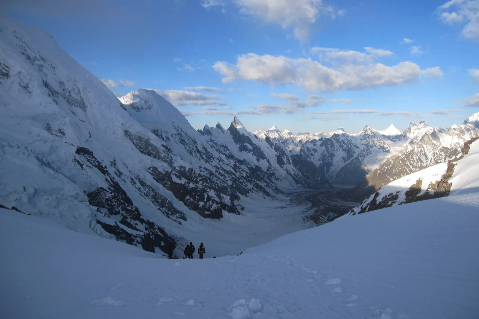 The glacier basin on the approach to Gondogoro La