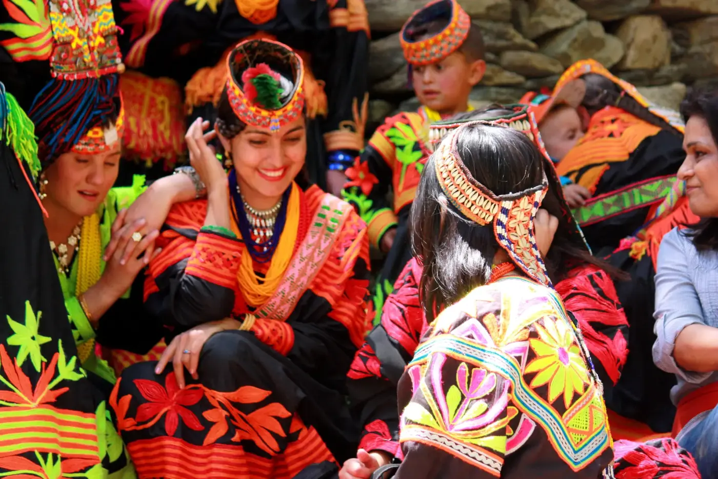 Festbesucher auf einem Kalash-Tanzplatz im Bumburet-Tal