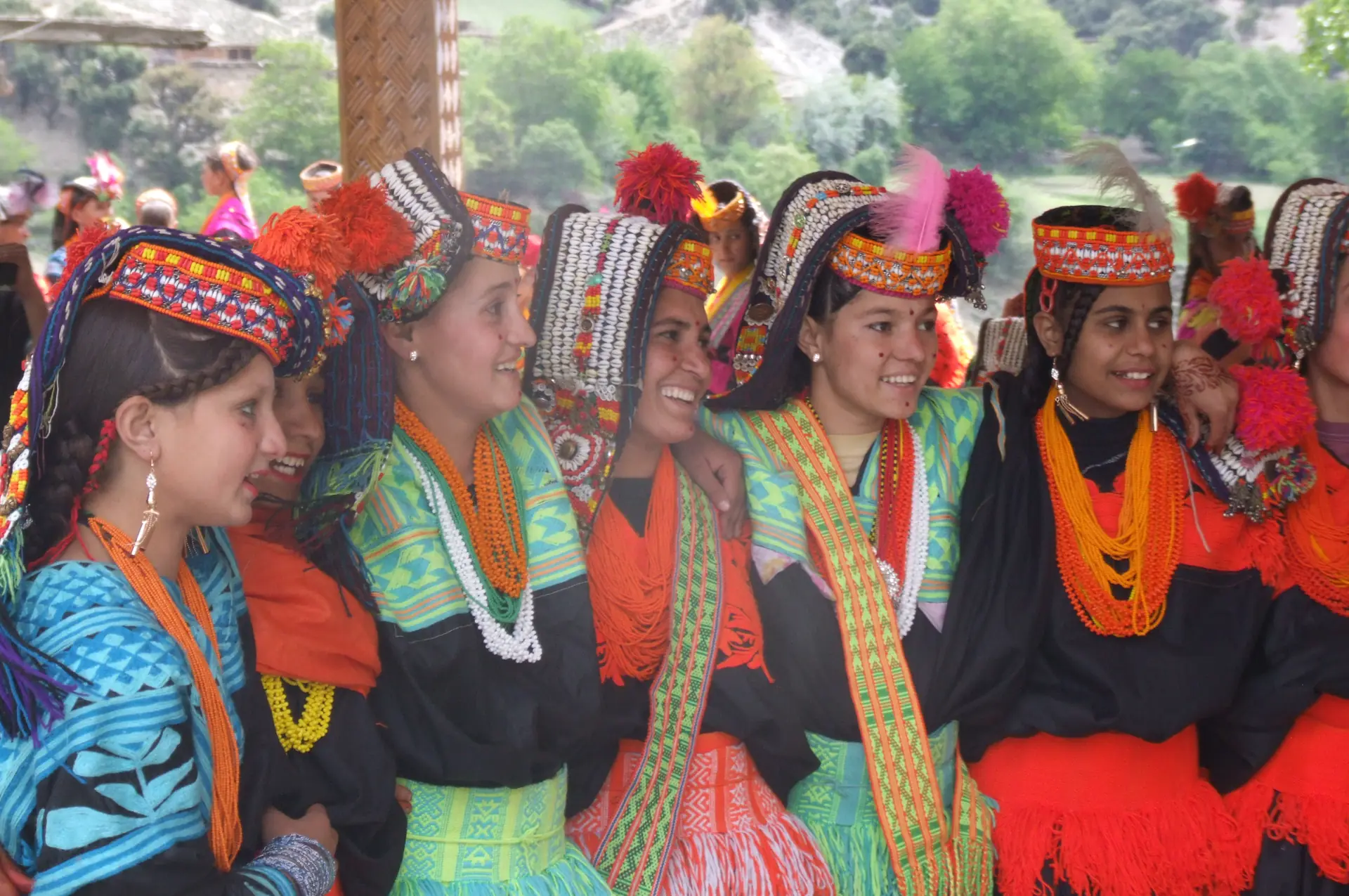 Junge Kalash-Frauen in Tracht beim Chilam-Joshi-Fest im Bumburet-Tal