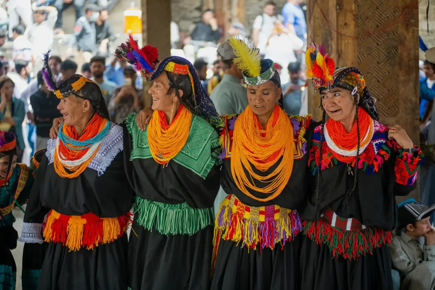Kalash-Frauen beim untergehakten Kreistanz auf dem Chilam Joshi
