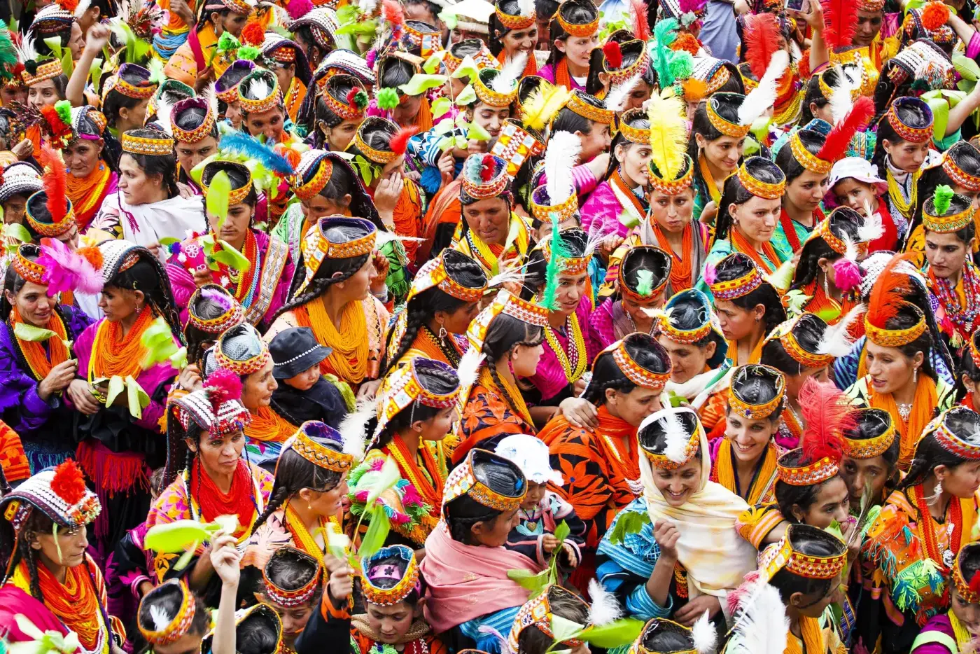 Kalash-Frauen mit Federkopfschmuck beim Chilam-Joshi-Frühlingsfest in Chitral