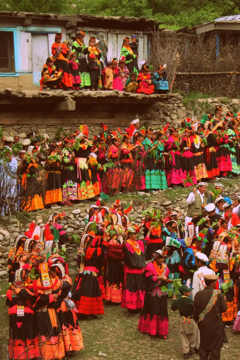 Kalash-Frauen tanzen im Kreis beim Joshi-Frühlingsfest in Bumburet