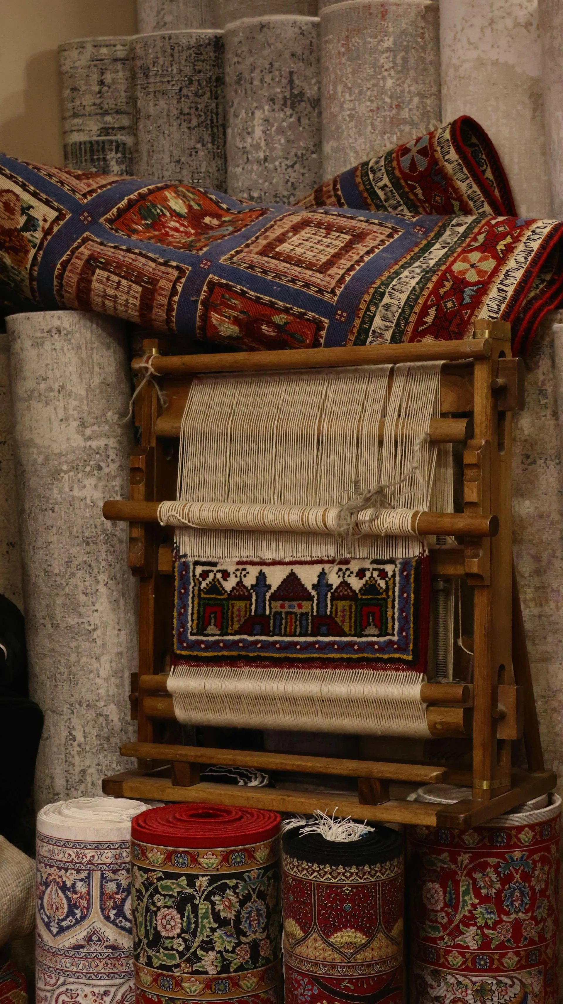 Rug weaving loom