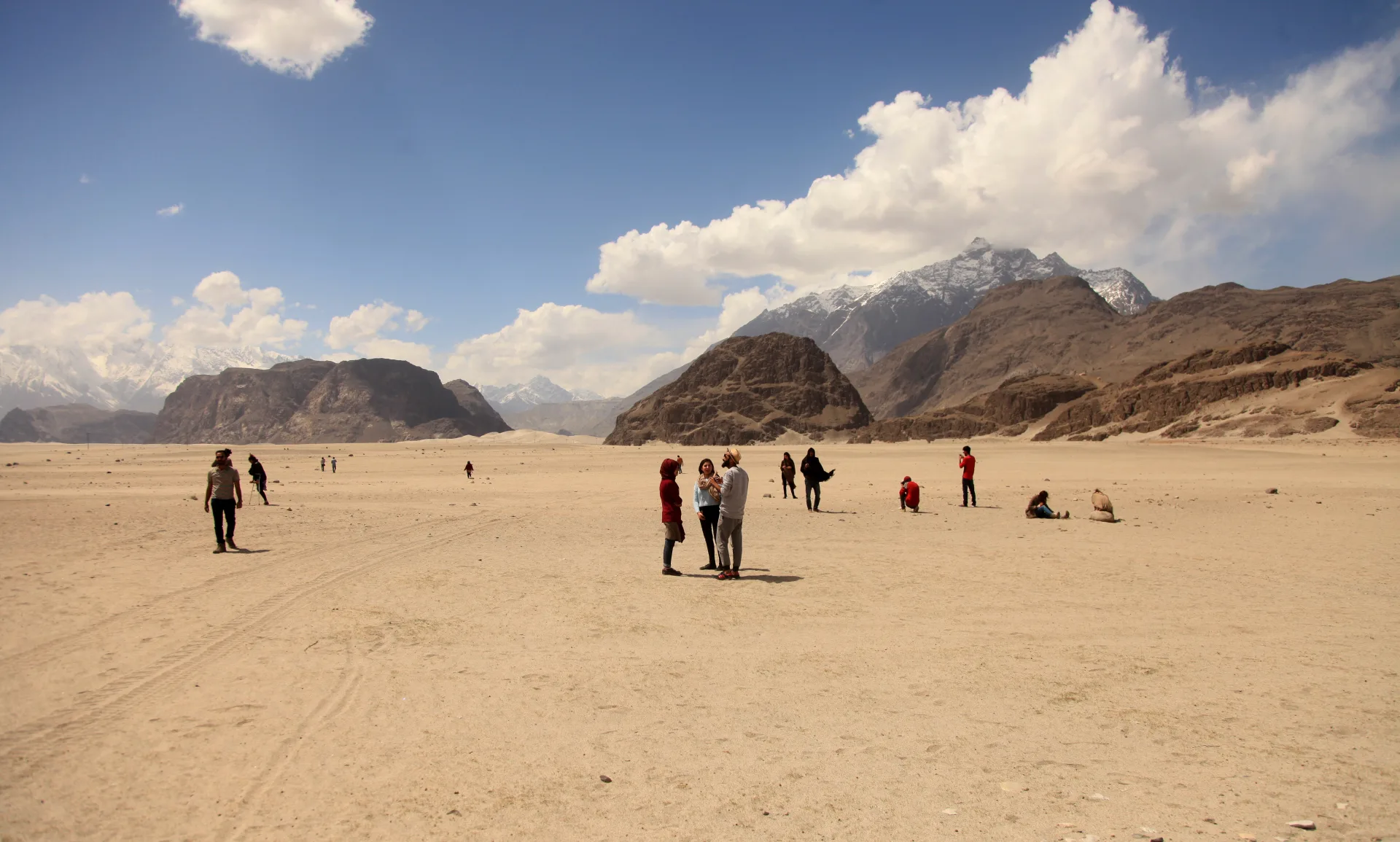 Pelawat berjalan merentasi pasir gurun sejuk altitud tinggi berhampiran Skardu