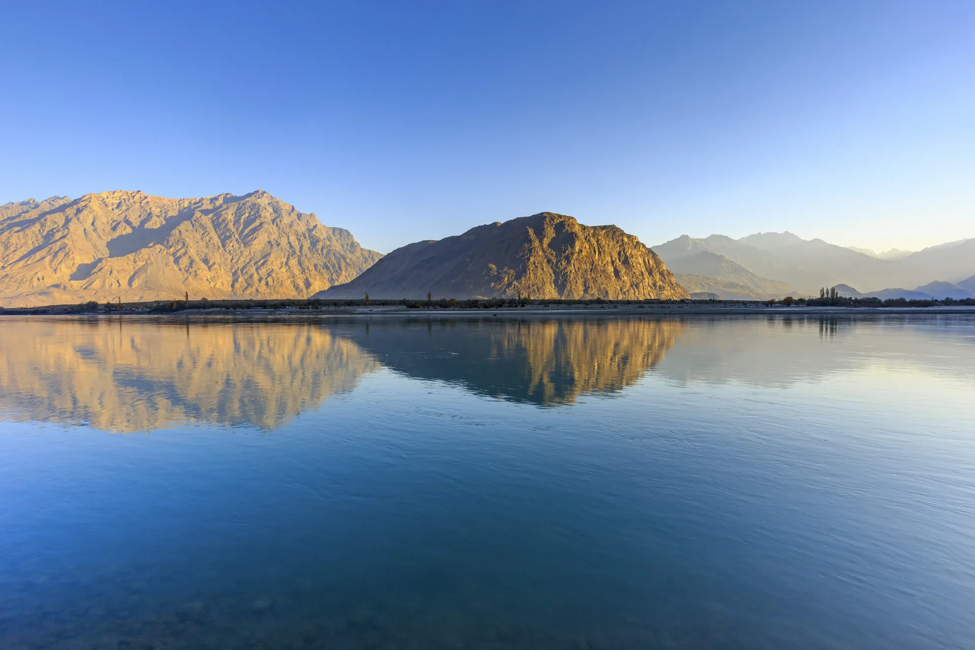 Sungai Indus ketika subuh berhampiran Skardu memantulkan pergunungan sekeliling