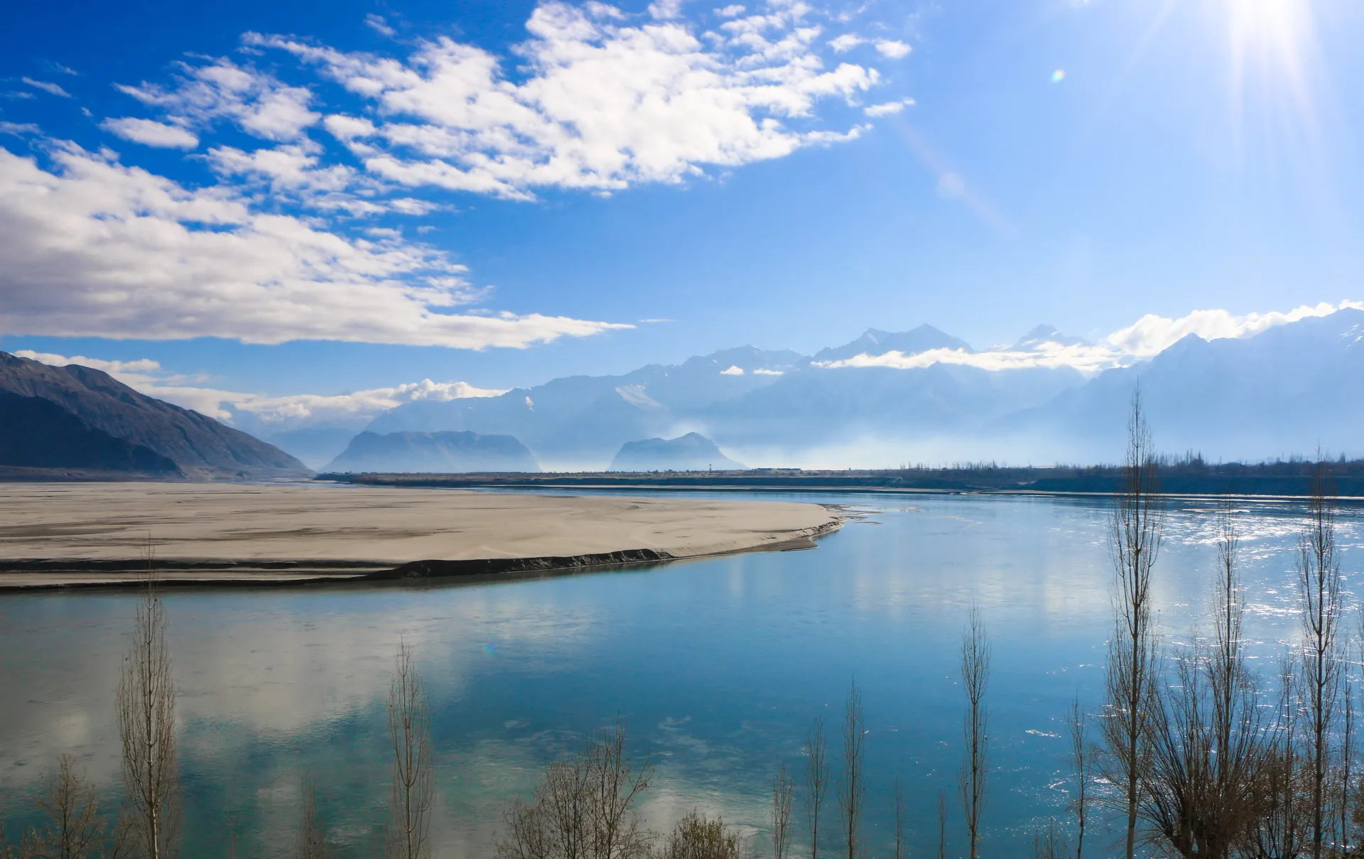 Sungai Indus berjalin mengalir melepasi pergunungan gersang Skardu