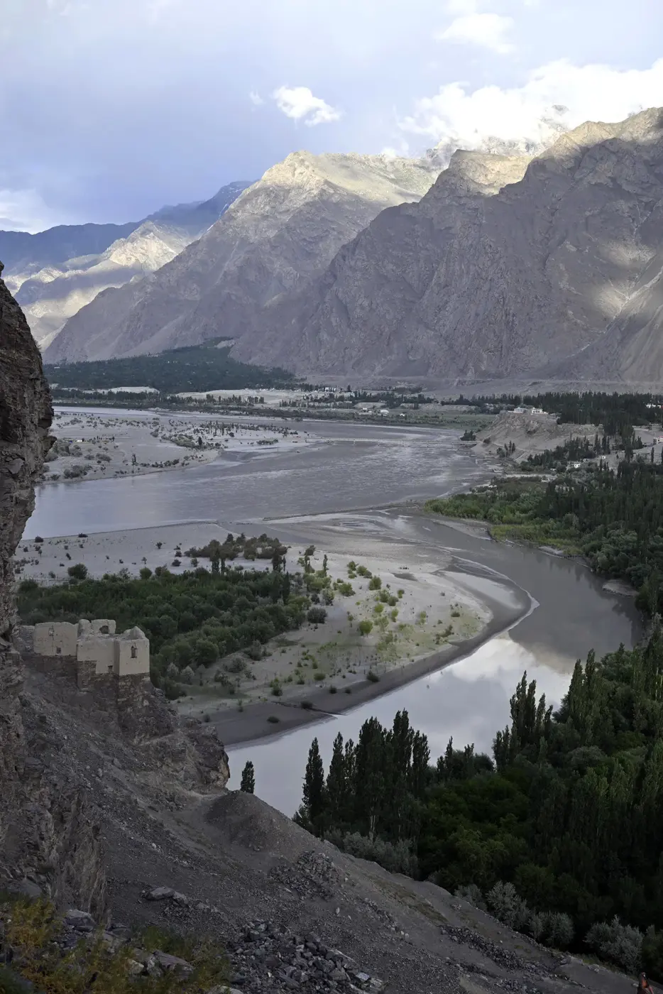 Pandangan udara Sungai Indus berliku melalui Lembah Skardu di sepanjang jalan Gilgit-Skardu