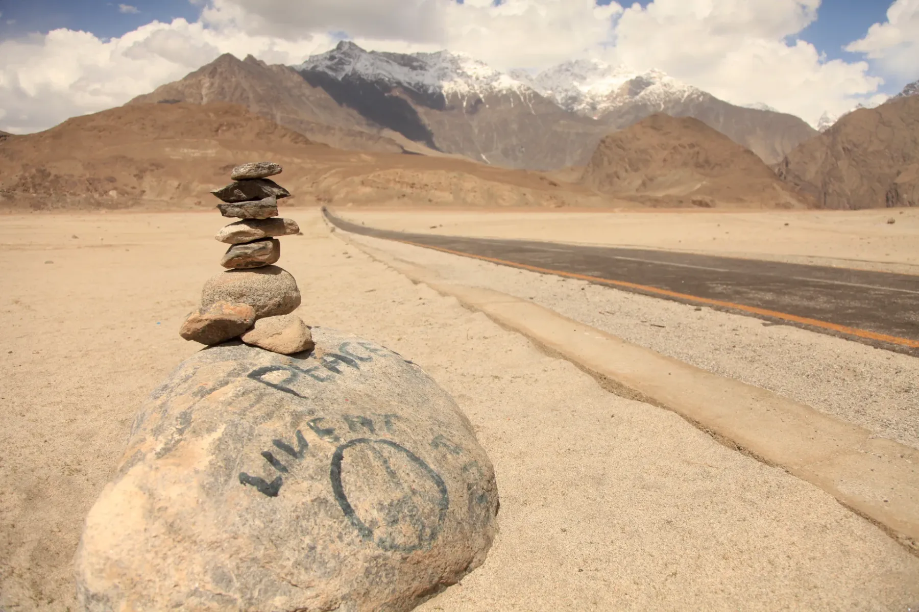 Gurun Sejuk Katpana berhampiran Skardu, dengan bukit pasir di bawah puncak bersalji