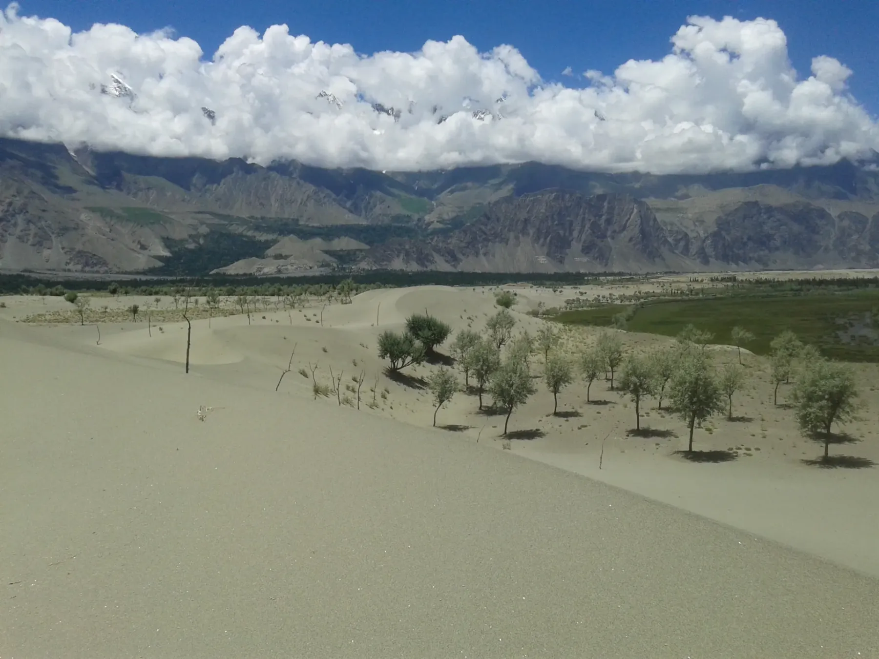 Bukit pasir Gurun Sejuk Katpana berlatarkan pergunungan Skardu