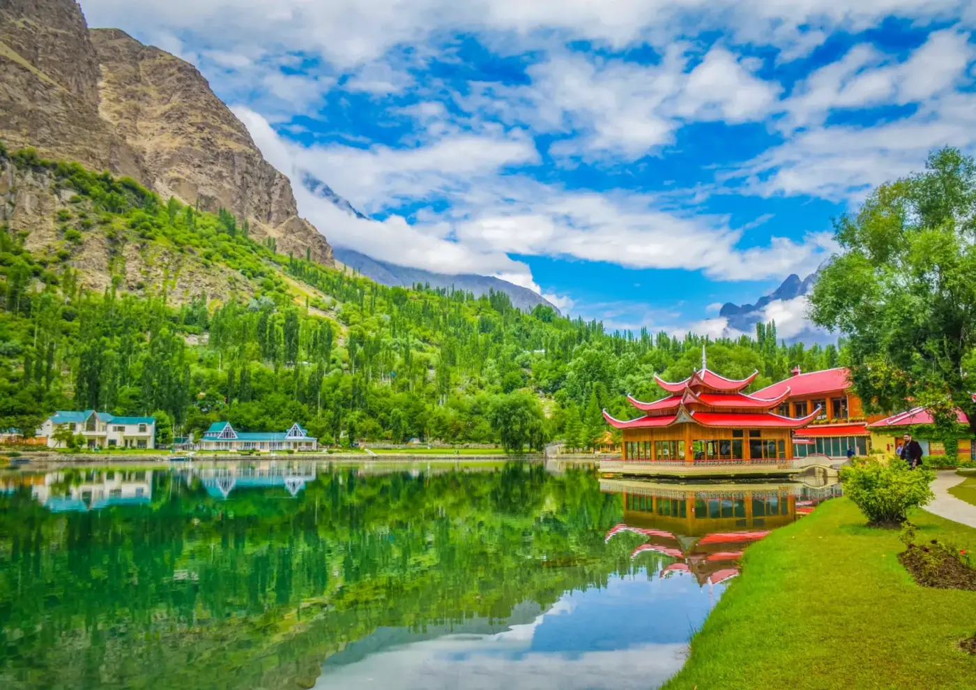 Pagoda merah Shangrila Resort di tepi Tasik Kachura Bawah, Skardu