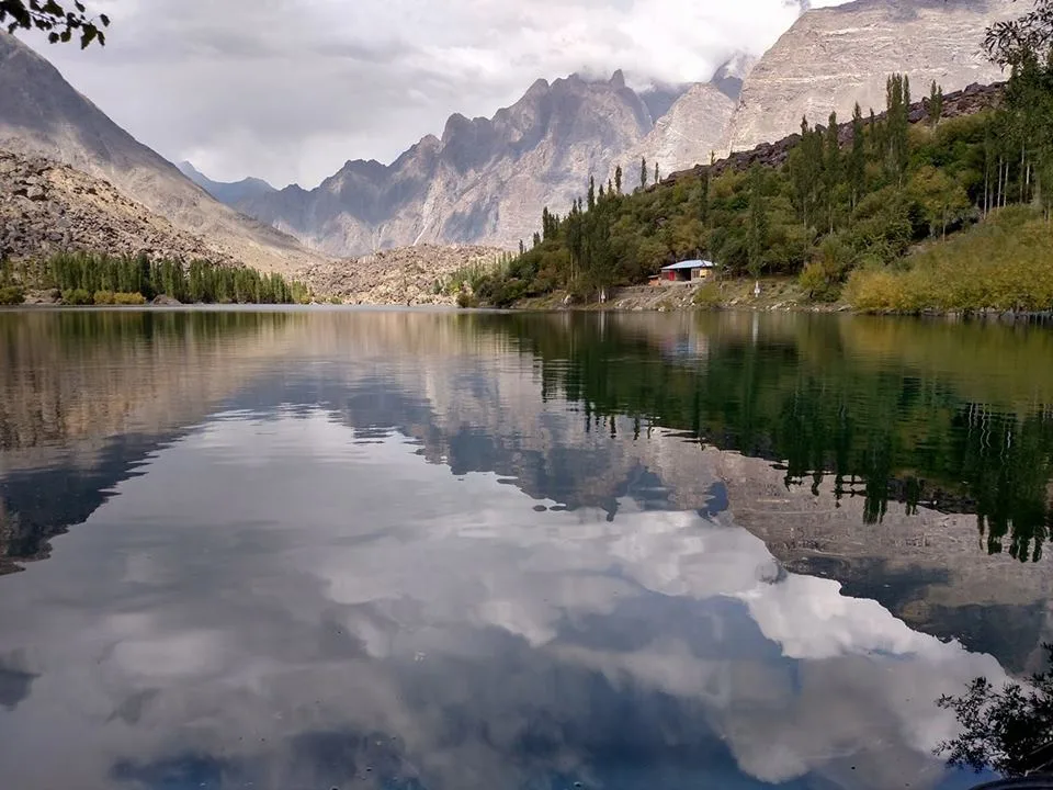 Air tenang Tasik Kachura Atas memantulkan pergunungan berhampiran Skardu