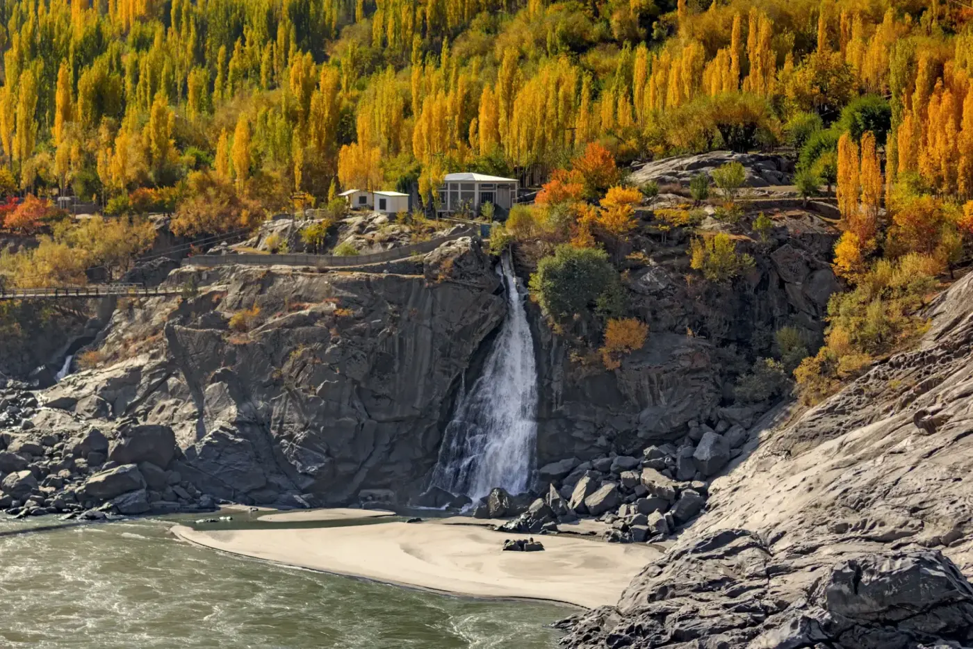 Air terjun tepi jalan Gilgit-Skardu dibingkai warna musim luruh